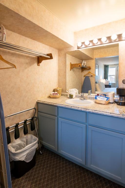 Swiss Alps Inn - 2 Bedroom - 1 Queen & 1 King