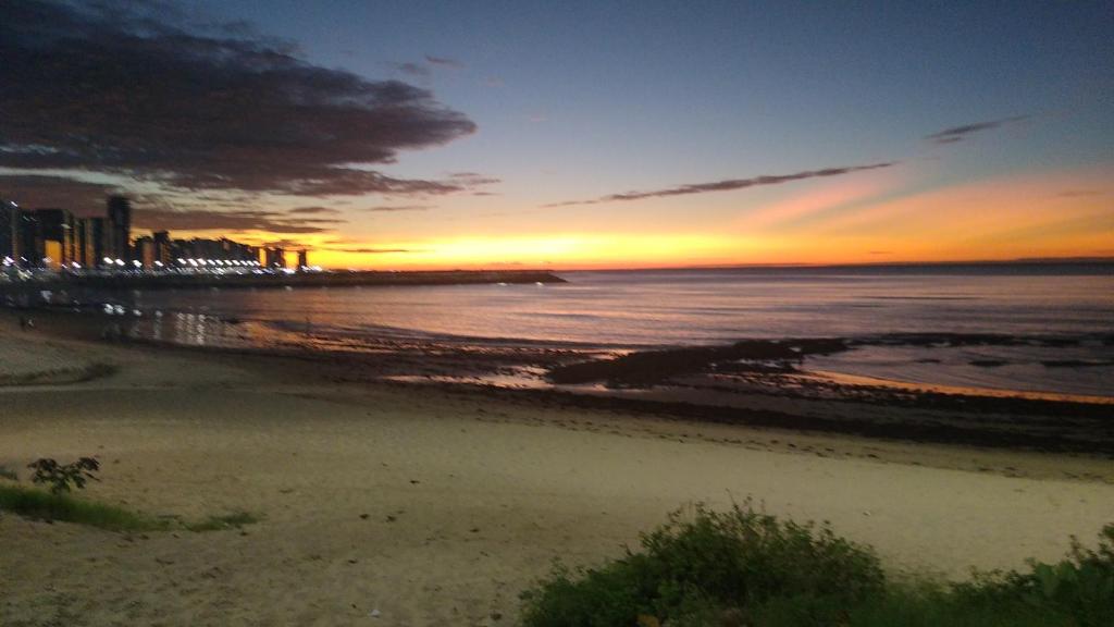 フォルタレザにあるCond Costa do Sol com piscinaの海沿いの海岸の夕日