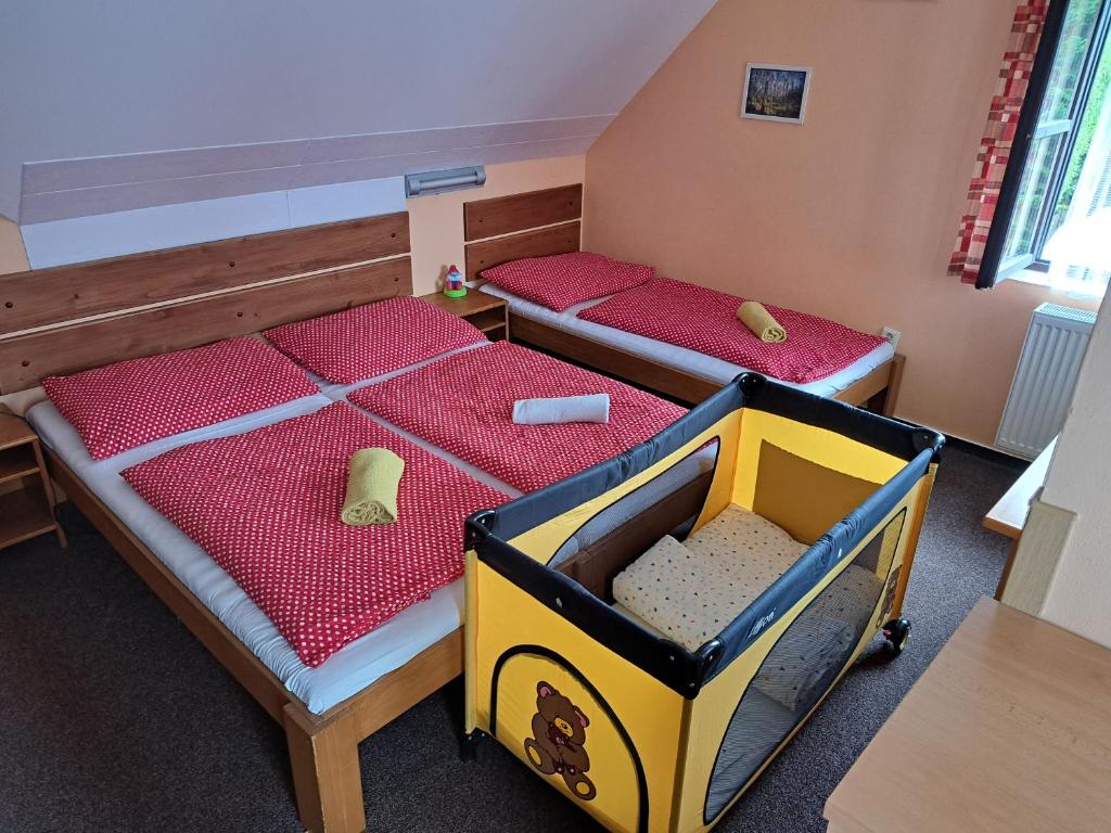 two twin beds in a room with two beds at U Bernardýna in Harrachov