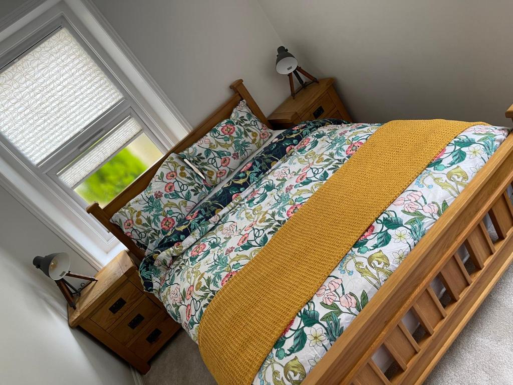 um quarto com uma cama com uma moldura de madeira e uma janela em Stylish One Bedroom Central Bournemouth Flat em Bournemouth