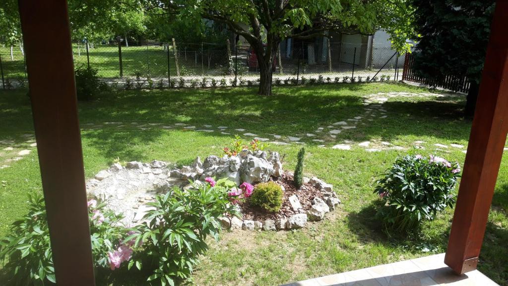 Vonkajšia záhrada v ubytovaní Iriški san