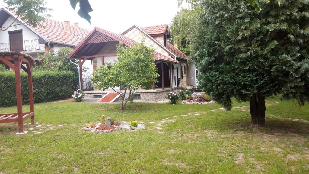 Vonkajšia záhrada v ubytovaní Iriški san