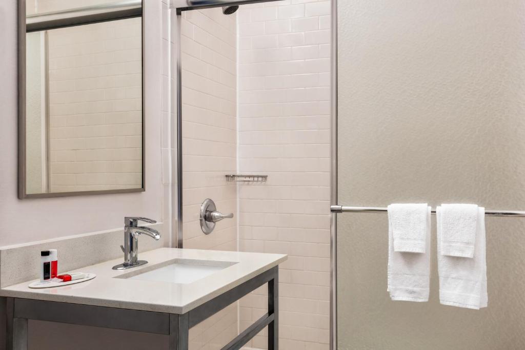 Days Inn by Wyndham Philadelphia Convention Center - Business Queen Room - Non-Smoking
