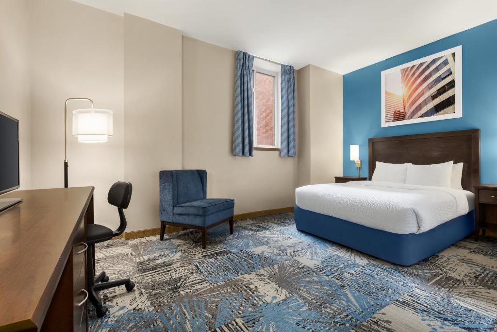 Days Inn by Wyndham Philadelphia Convention Center - Queen Room - Disability Access - Non-Smoking