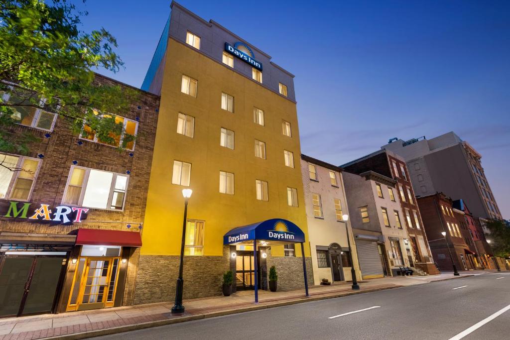 un edificio amarillo al lado de una calle en Days Inn by Wyndham Philadelphia Convention Center, en Filadelfia