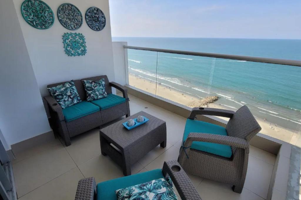 a living room with a view of the beach at Apartamento con Vista al Mar en Bocagrande Cartagena in Cartagena de Indias