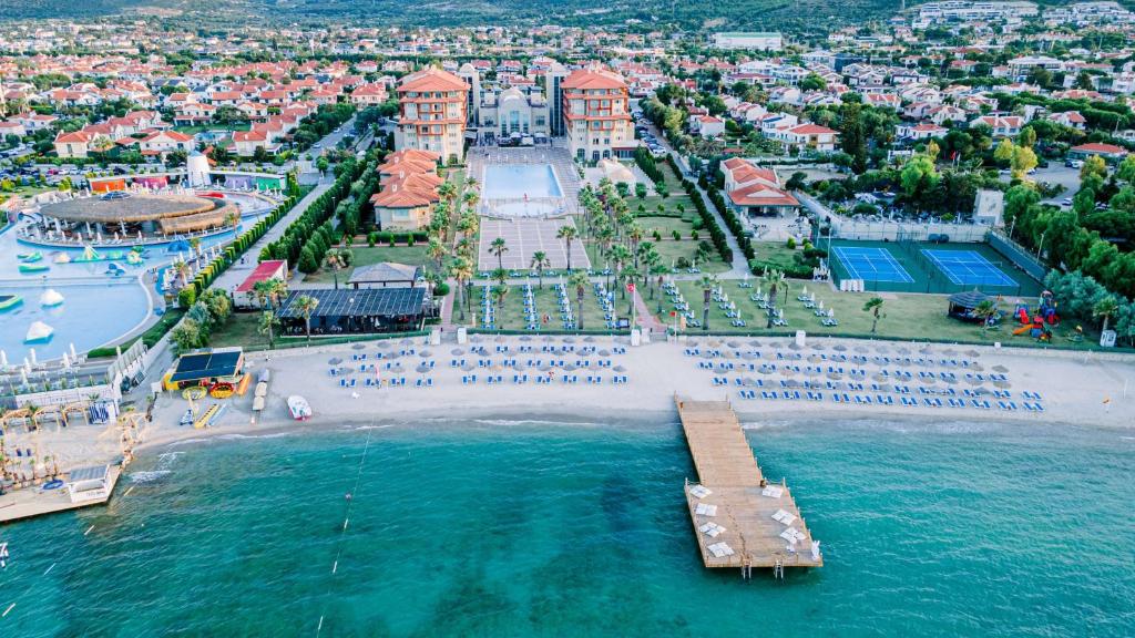 eine Luftansicht eines Resorts mit einem Pier im Wasser in der Unterkunft Radisson Blu Resort & Spa Cesme in Cesme