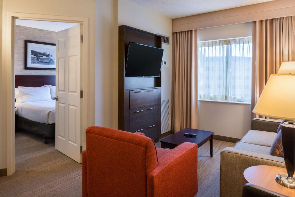 Sonesta Chicago O'Hare Airport Rosemont - Boardroom Queen Suite