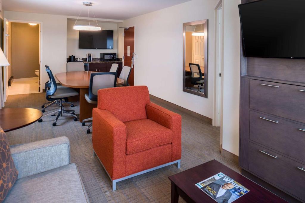 Sonesta Chicago O'Hare Airport Rosemont - Boardroom Queen Suite - Hoorzitting Toegankelijk