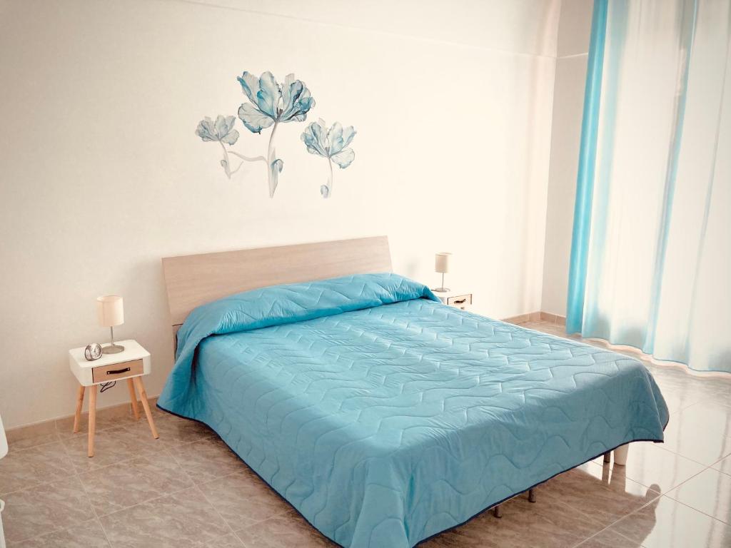 una camera con letto e piumone blu di Marì casa vacanze a Noci
