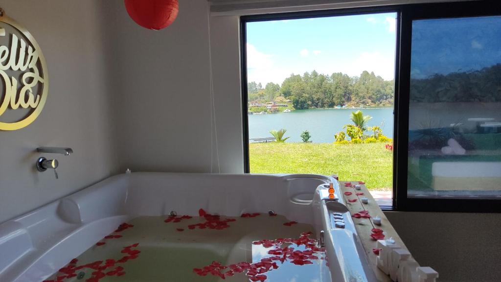 Výhled na řeku, která protéká v blízkosti hotelu
