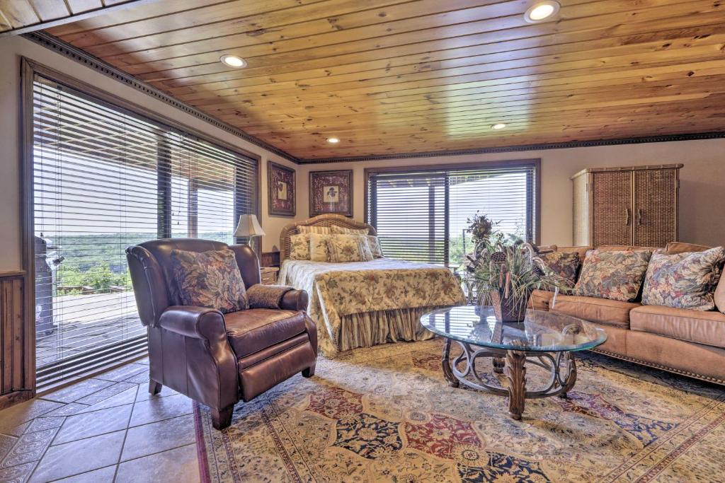 Posezení v ubytování Cozy Studio Indoor Hot Tub and Inground Pool Access
