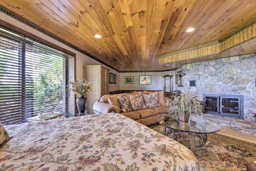 Posezení v ubytování Cozy Studio Indoor Hot Tub and Inground Pool Access