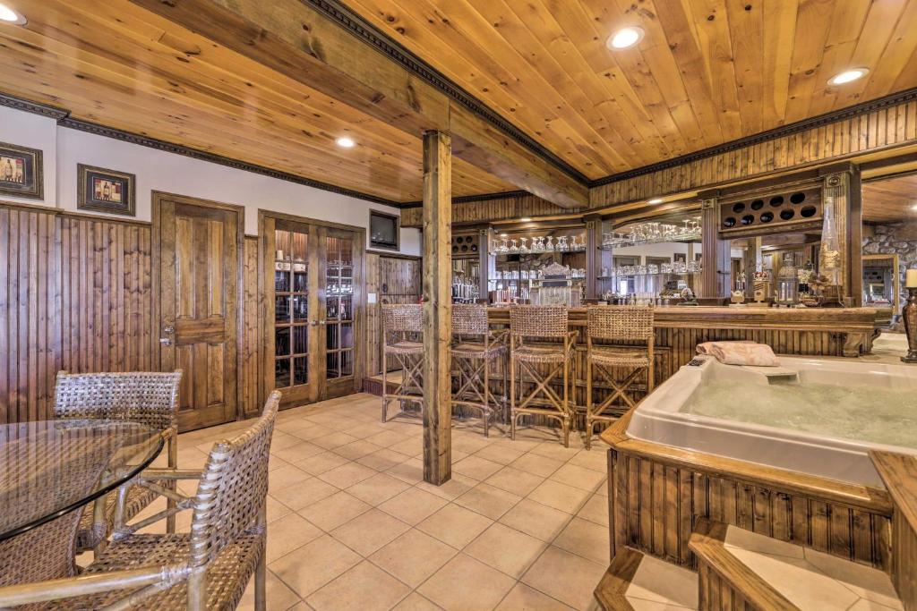 Fotografie z fotogalerie ubytování Cozy Studio Indoor Hot Tub and Inground Pool Access v destinaci Uncasville