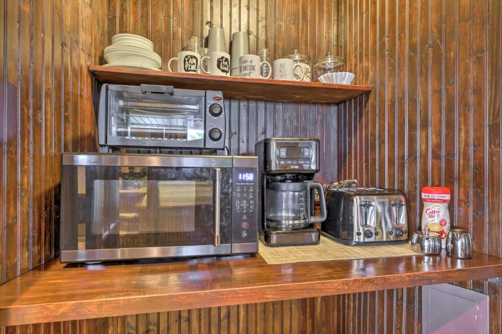 Kuchyň nebo kuchyňský kout v ubytování Cozy Studio Indoor Hot Tub and Inground Pool Access