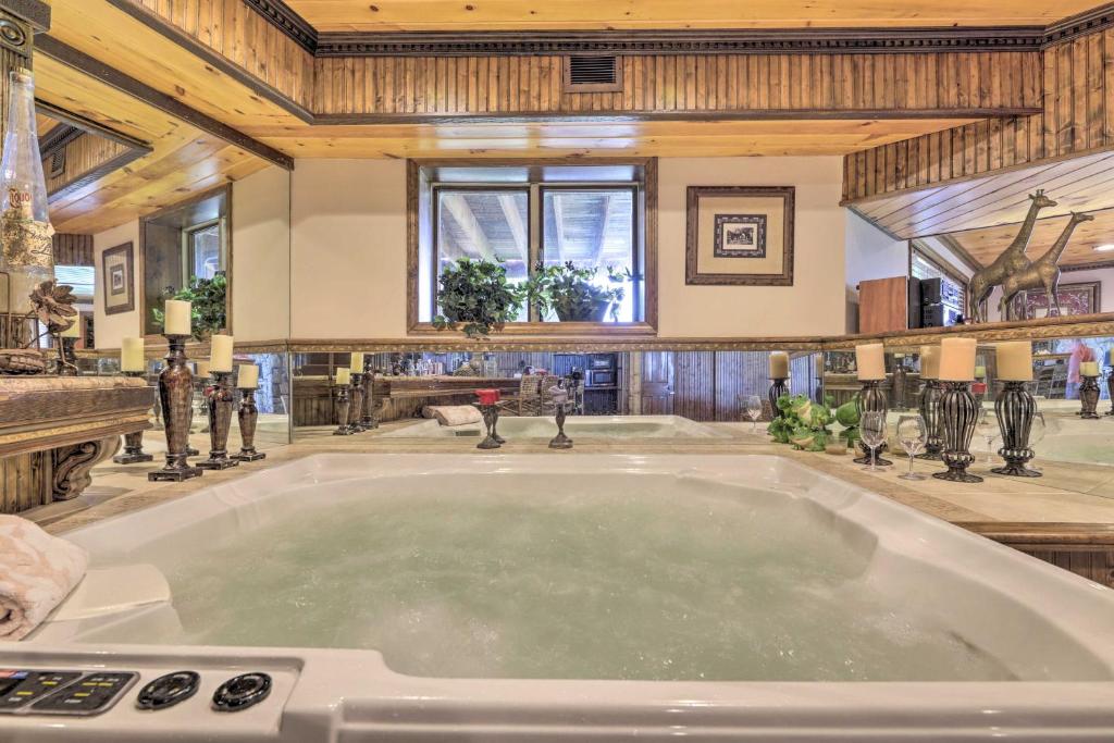 Fotografie z fotogalerie ubytování Cozy Studio Indoor Hot Tub and Inground Pool Access v destinaci Uncasville