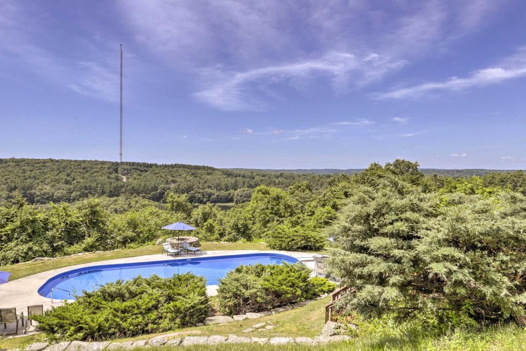 Bazén v ubytování Cozy Studio Indoor Hot Tub and Inground Pool Access nebo v jeho okolí
