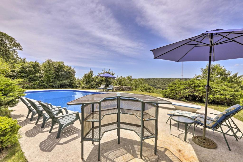 Bazén v ubytování Cozy Studio Indoor Hot Tub and Inground Pool Access nebo v jeho okolí