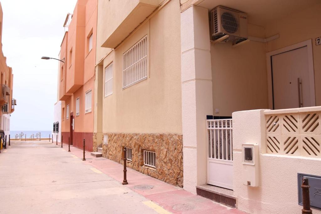 un edificio al lado de una calle en LA CASITA DEL CABO en Cabo de Gata