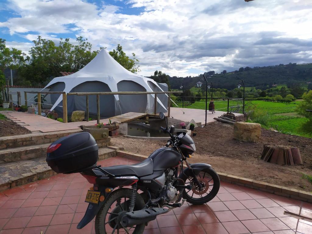 Nespecifikovaný výhled na hory nebo výhled na hory při pohledu z luxury tent