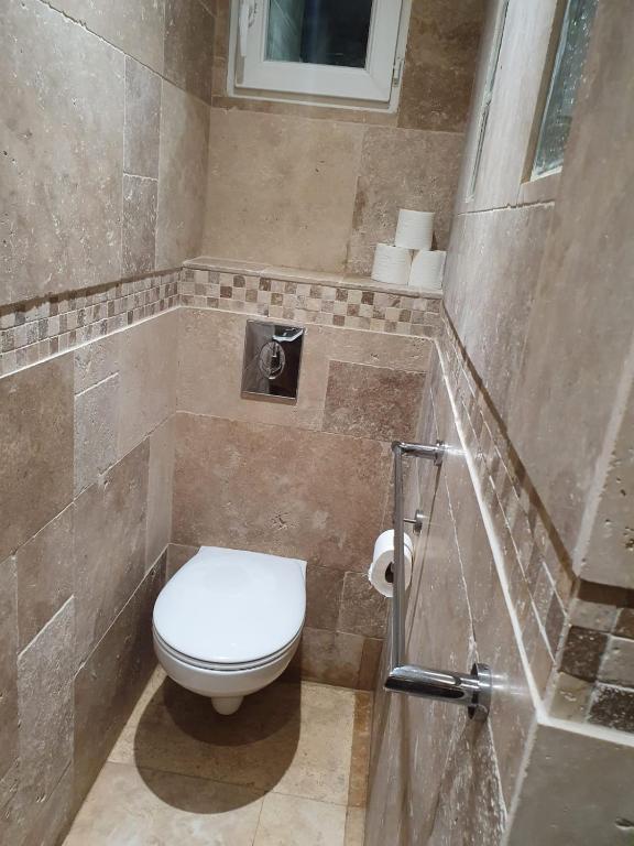 Kúpeľňa v ubytovaní Dépendance et chambre avec piscine et jardin privés sans vis-à-vis