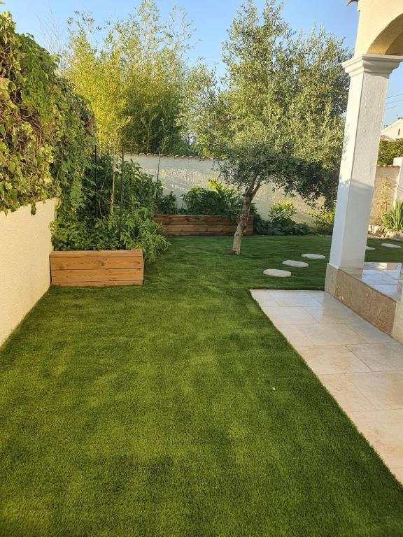 Vonkajšia záhrada v ubytovaní Dépendance et chambre avec piscine et jardin privés sans vis-à-vis
