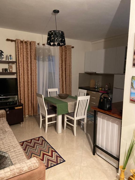 a kitchen and living room with a table and chairs at Rori’s Apartment Qerret in Golem
