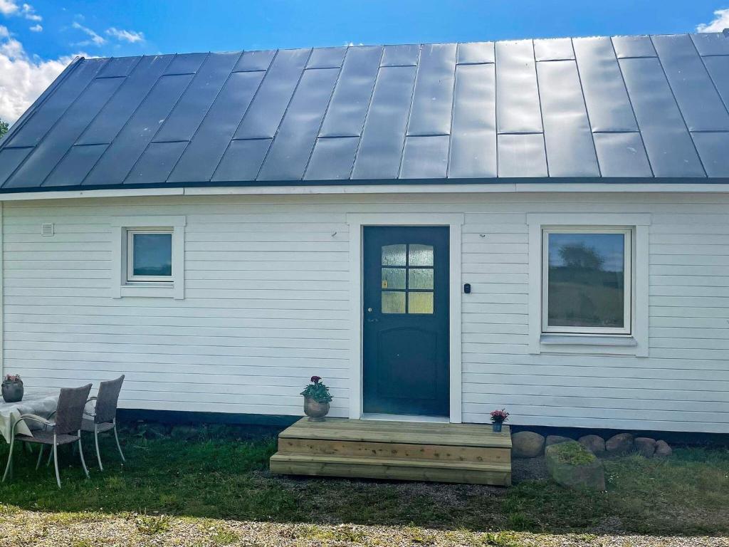une maison avec des panneaux solaires sur le toit dans l'établissement 4 person holiday home in FALK PING, à Falköping