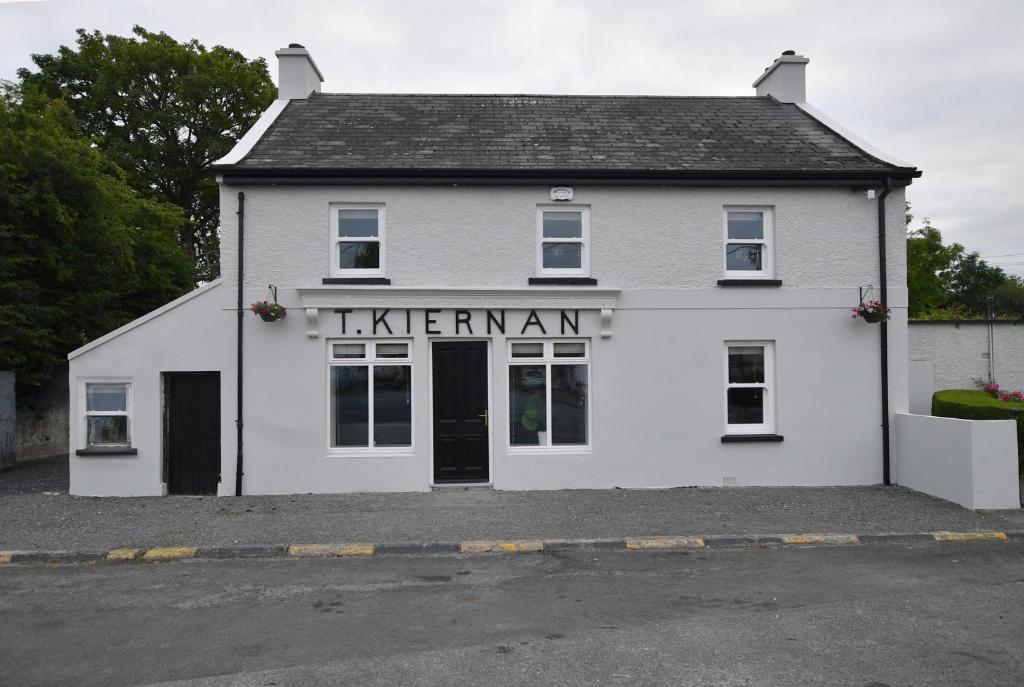 a white building with a sign that reads klear istg at Kiernan's Self Catering & Accommodation in Legan