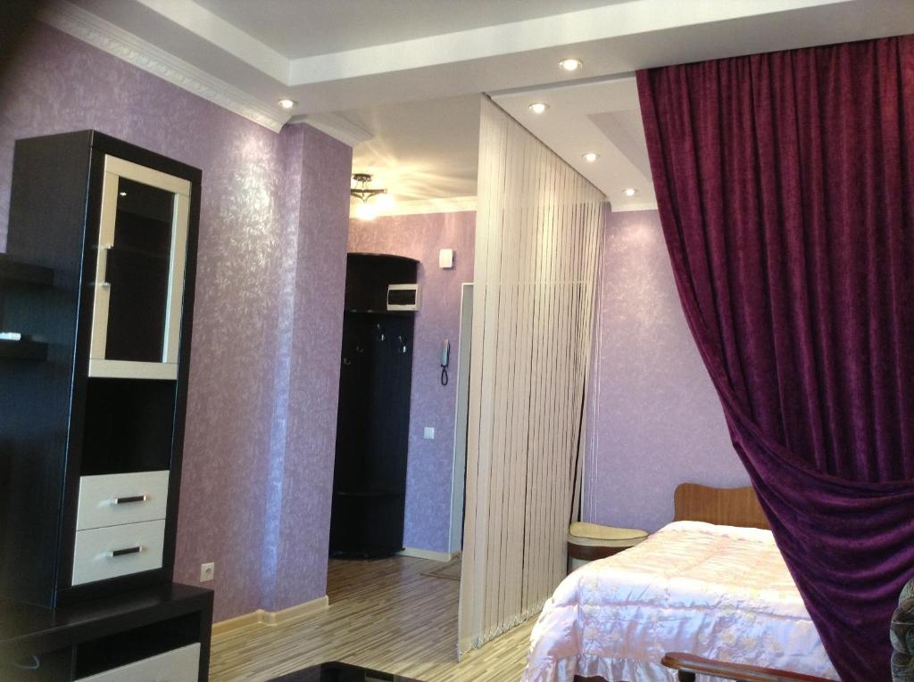 Tempat tidur dalam kamar di On Prosveshcheniya 84 Apartment