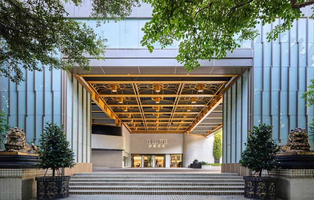 uma vista para a entrada de um edifício em ILLUME Taipei em Taipei