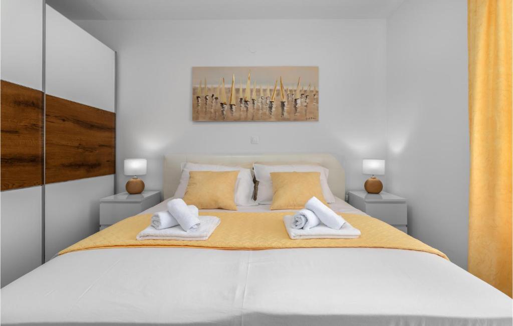 Posteľ alebo postele v izbe v ubytovaní Cozy Apartment In Klenovica With Wifi