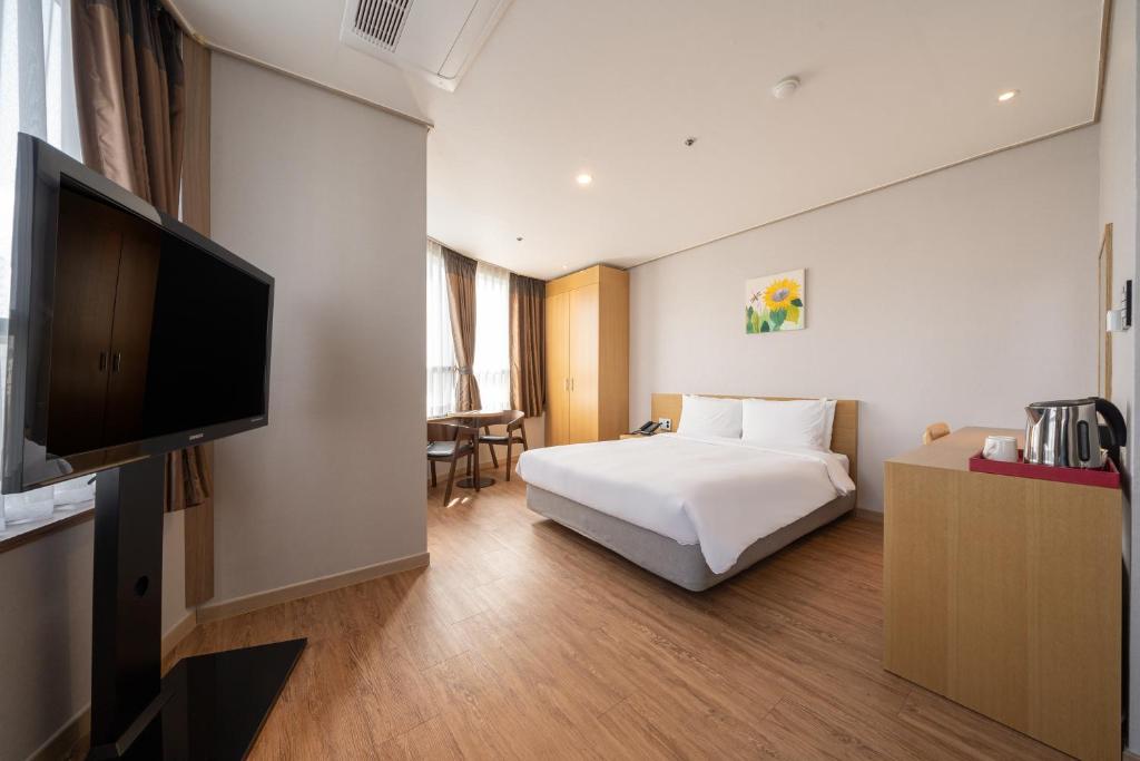 โทรทัศน์และ/หรือระบบความบันเทิงของ Ramada by Wyndham Seoul Dongdaemun