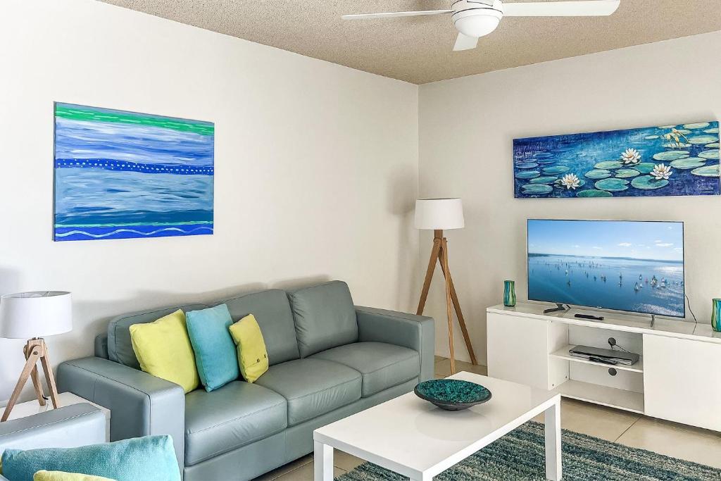 TV a/nebo společenská místnost v ubytování Kiah 8, 53 Victoria Parade - Stunning water views, Wifi & Air Con