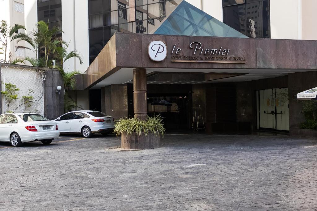 un bâtiment avec des voitures garées dans un parking dans l'établissement Flat Charmoso Jardim Paulista, à São Paulo
