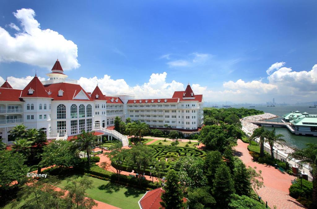 duży biały budynek z czerwonym dachem w obiekcie Hong Kong Disneyland Hotel w Hongkongu