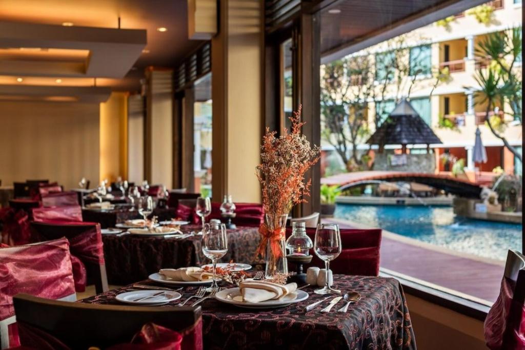 Bazén v ubytování Patong Paragon Resort & Spa SHA Extra Plus nebo v jeho okolí