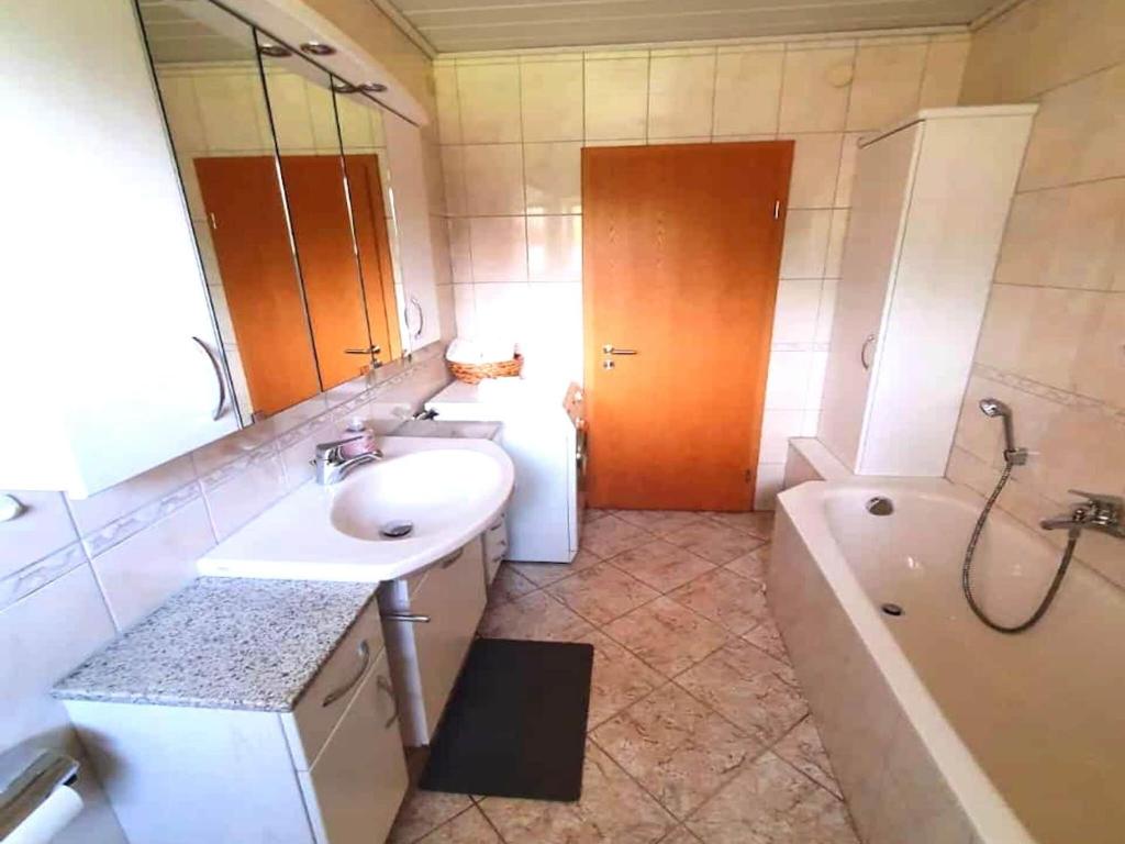 Koupelna v ubytování Apartment in Görwihl near Black Forest Waterfalls