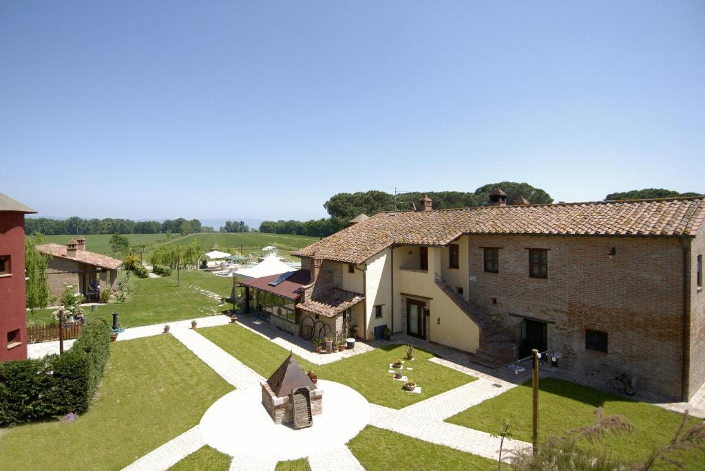 una vista aerea di una casa con cortile di Country House Podere Lacaioli a Castiglione del Lago