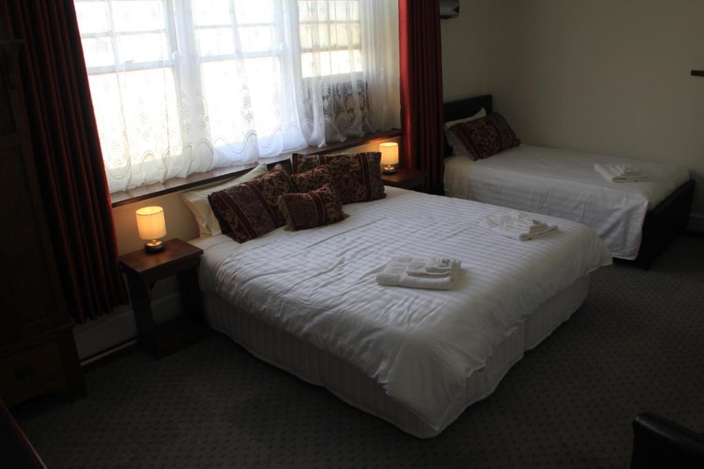Un pat sau paturi într-o cameră la The Woomelang Hotel