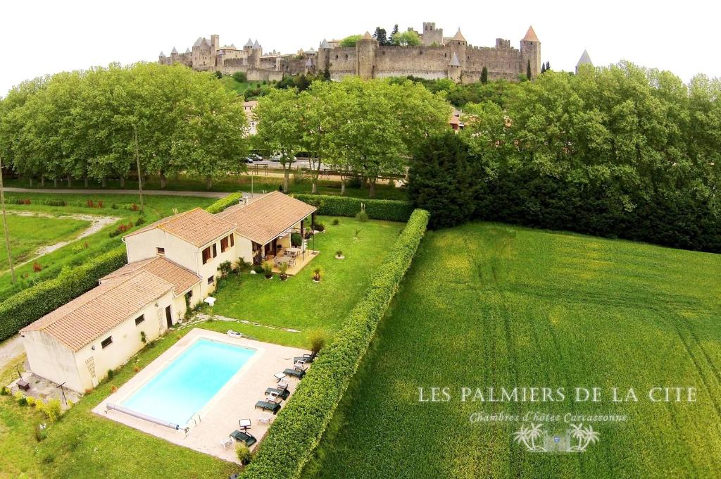 vista aerea di una casa con piscina di Chambres d'hôtes Les Palmiers de la Cité a Carcassonne