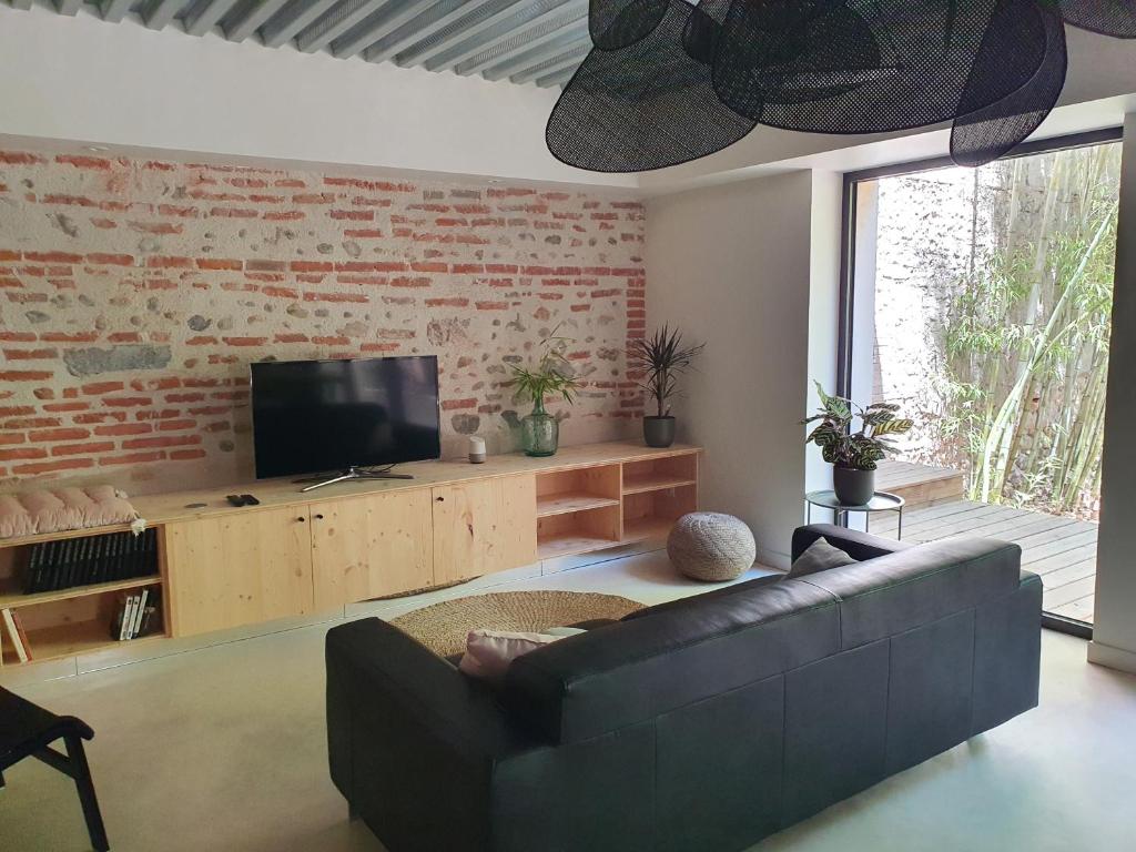Televízia a/alebo spoločenská miestnosť v ubytovaní Superbe bâtisse de caractère, coeur de ville