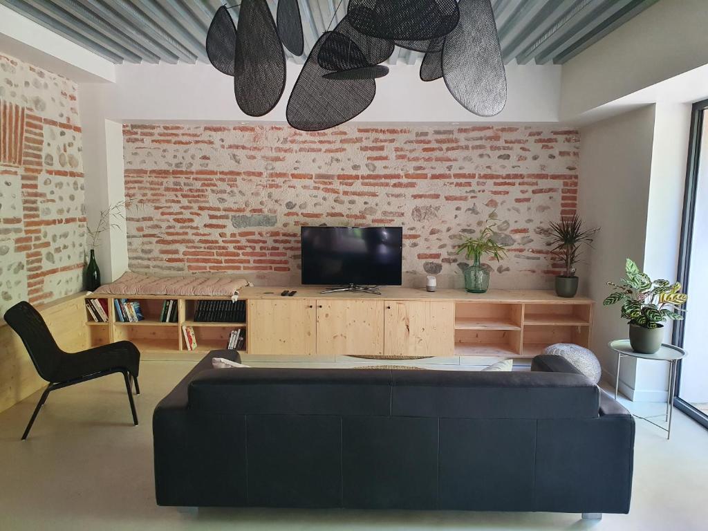 Televízia a/alebo spoločenská miestnosť v ubytovaní Superbe bâtisse de caractère, coeur de ville