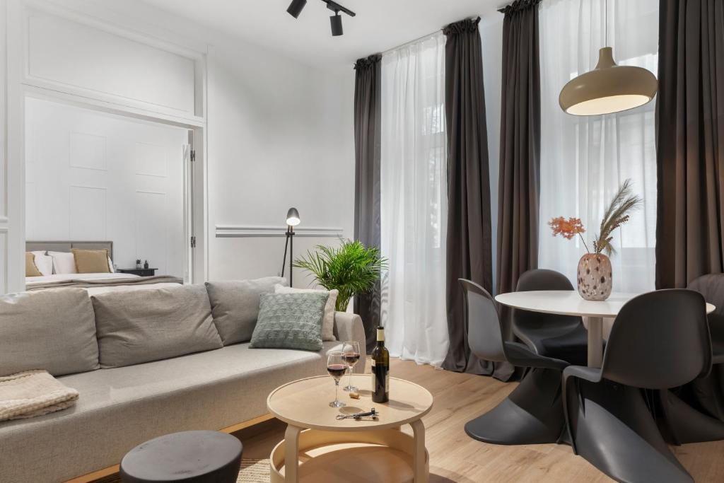 salon z kanapą i stołem w obiekcie VD Boutique Apartments No 2 w Bukareszcie