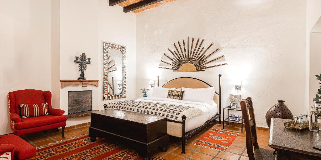 Postel nebo postele na pokoji v ubytování Hacienda El Santuario San Miguel de Allende