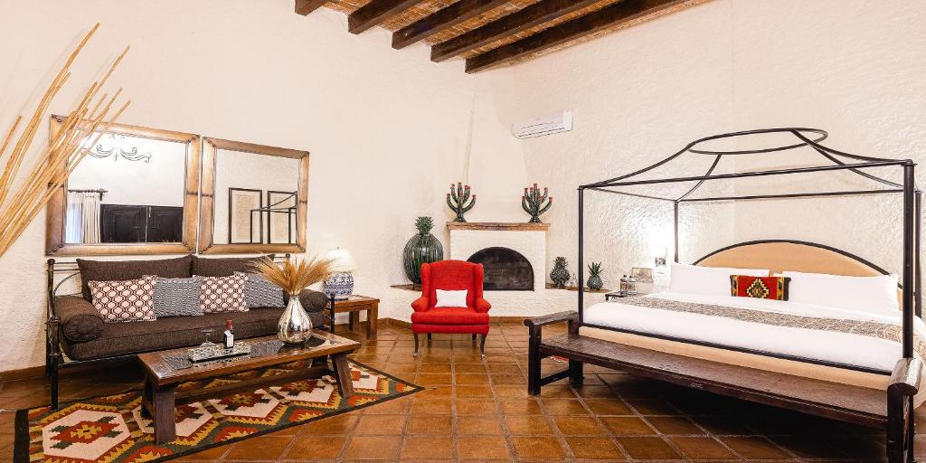 Postel nebo postele na pokoji v ubytování Hacienda El Santuario San Miguel de Allende