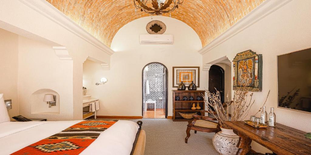 Postel nebo postele na pokoji v ubytování Hacienda El Santuario San Miguel de Allende