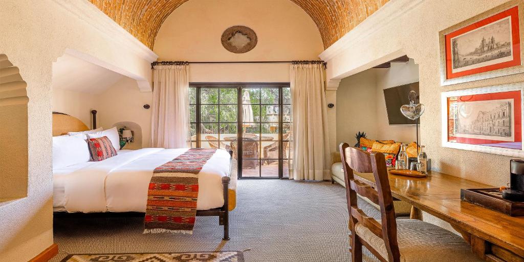Postel nebo postele na pokoji v ubytování Hacienda El Santuario San Miguel de Allende