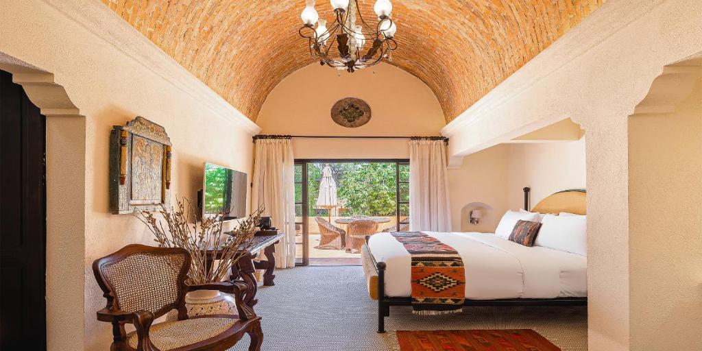 Postel nebo postele na pokoji v ubytování Hacienda El Santuario San Miguel de Allende