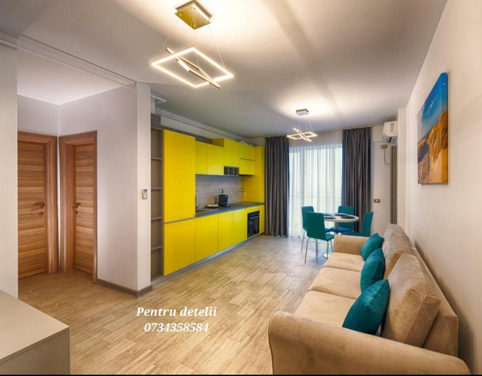 uma sala de estar com um sofá e uma cozinha em Sunway - Pool & Spa Beach Resort em Mamaia Nord – Năvodari